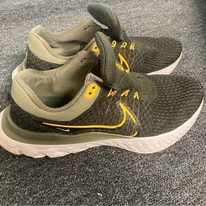 Nike athletic React Infinity Run Flyknit 3 Running Sneakers track shoes sz 11.5